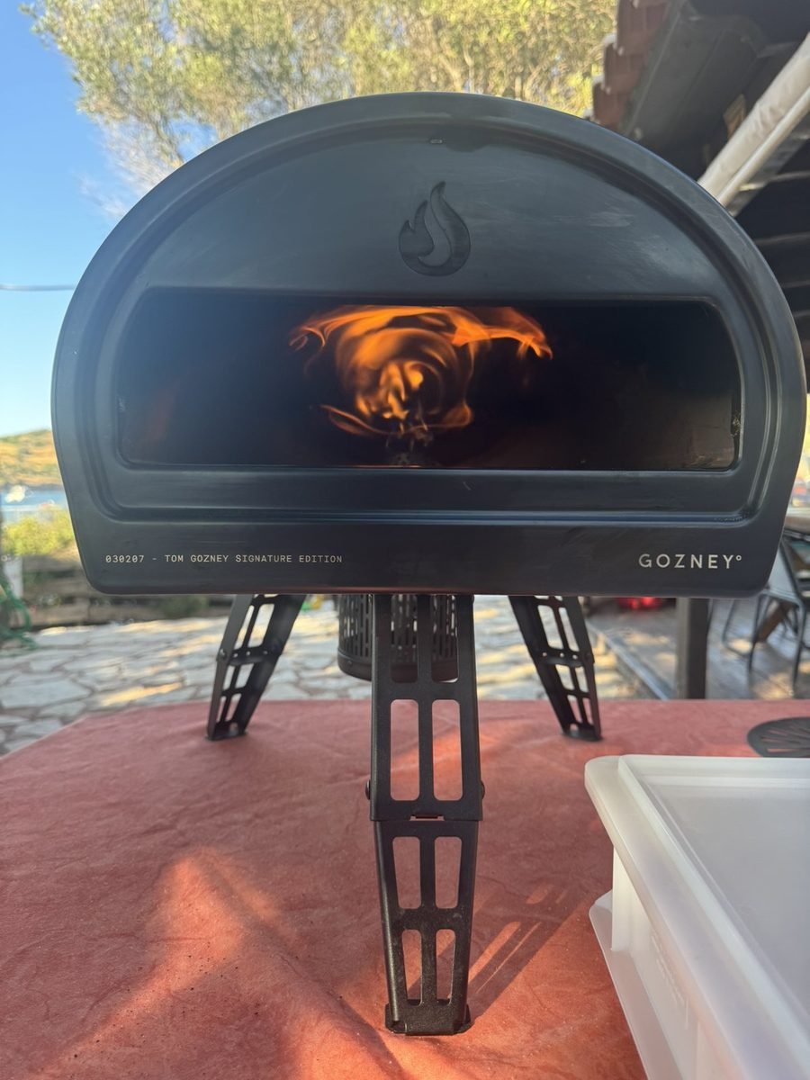 Ο φούρνος Gozney Roccbox ανάβει σε βραδινή εκδήλωση