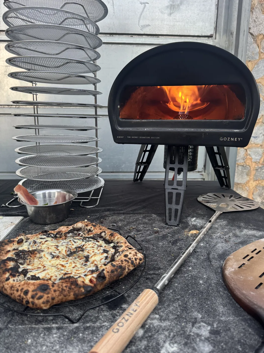 Ο φούρνος Gozney Roccbox με ζωντανή φλόγα σε live pizza catering στην Αθήνα
