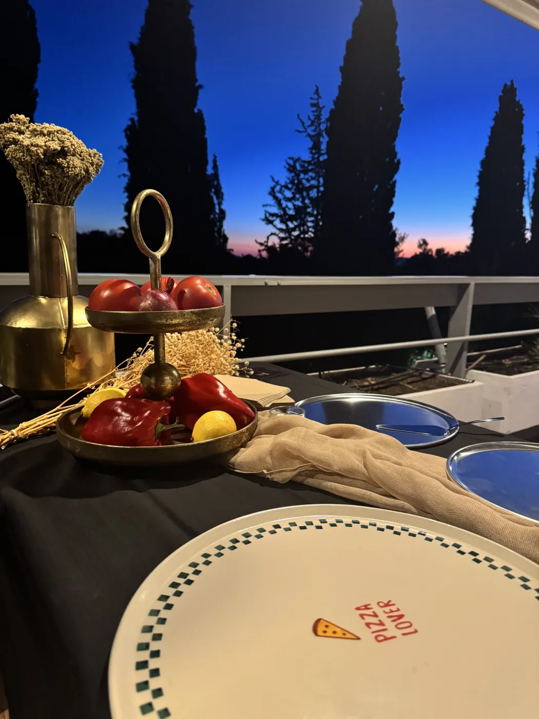 Στημένο τραπέζι για pizza catering με θέα στο ηλιοβασίλεμα